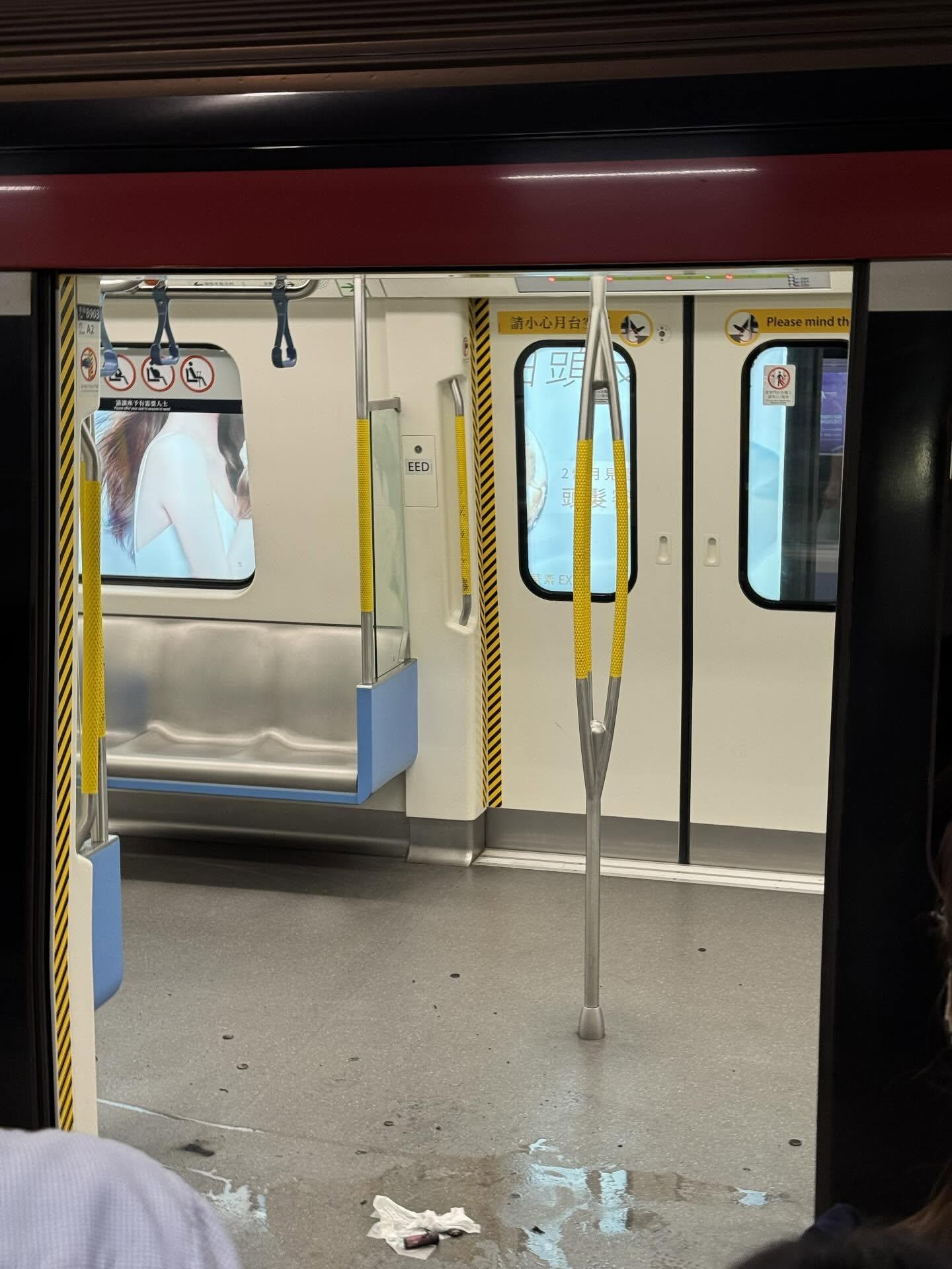 港鐵南港島綫發生鋰電池起火事故。(Threads「jmeann」圖片)