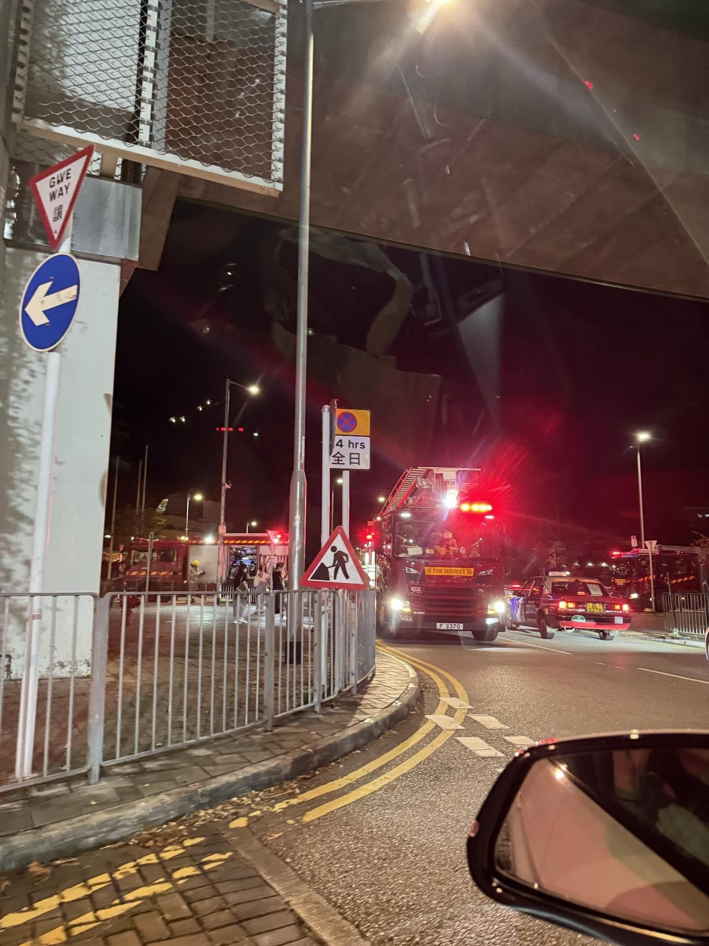 港鐵南港島綫發生鋰電池起火事故。(Threads「jmeann」圖片)