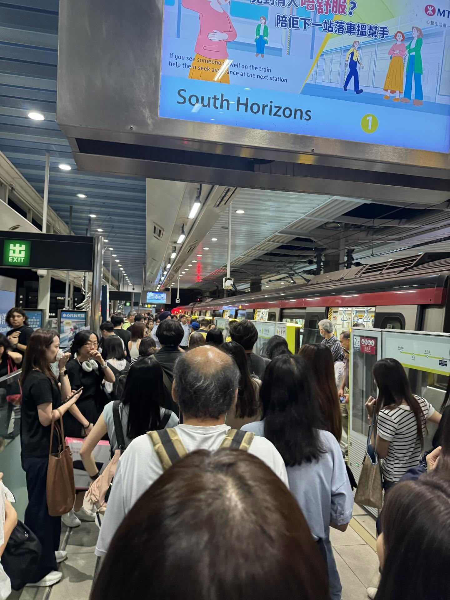 港鐵南港島綫發生鋰電池起火事故。(Threads「jmeann」圖片)