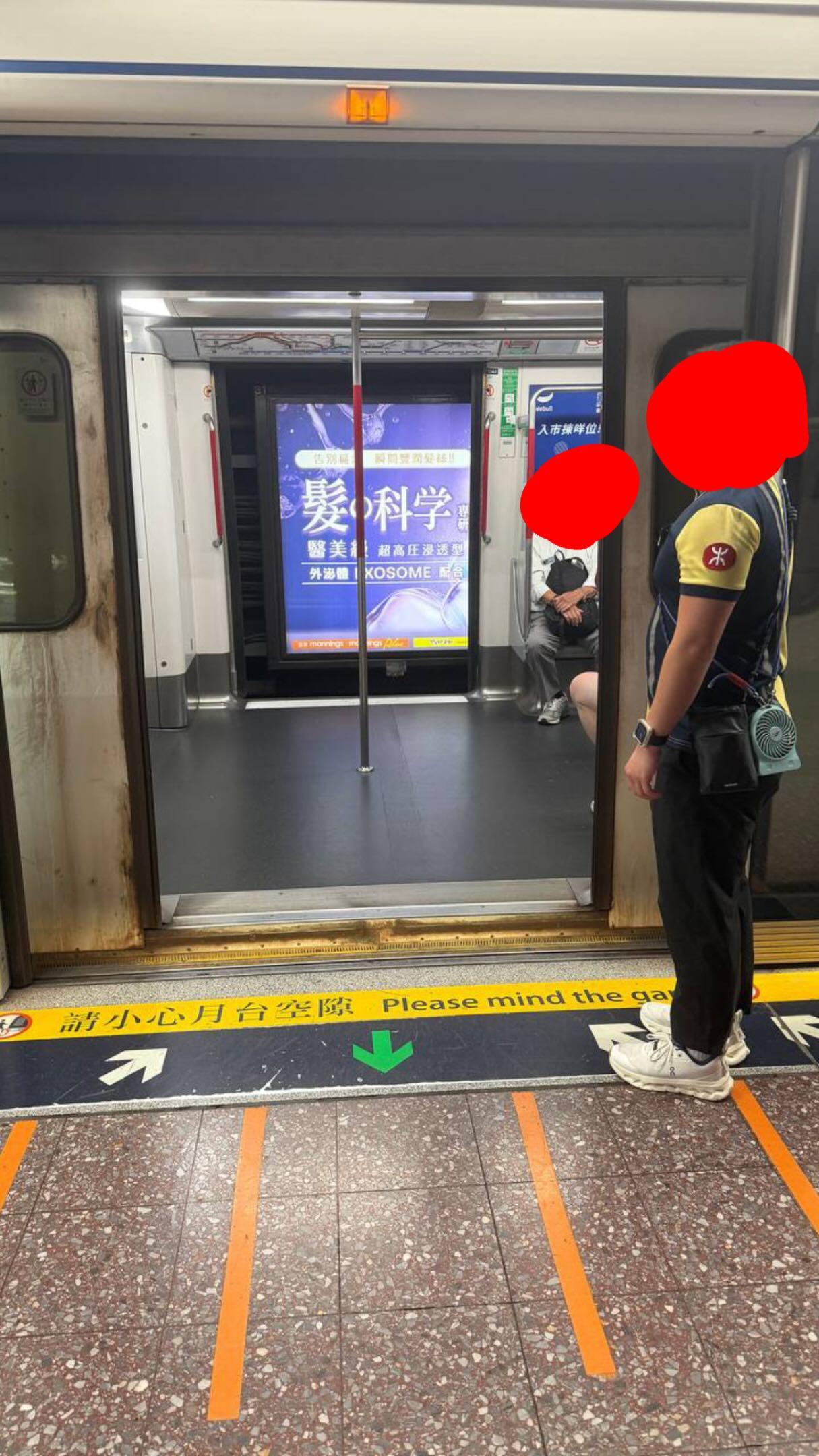 港鐵港島綫灣仔站發生刑事毀壞案。一名少年涉嫌在列車關門時刻意以手干擾車門運作,導致列車無法正常關閉,最終需在銅鑼灣站安排乘客疏散並調回車廠檢查。 (Threads)
