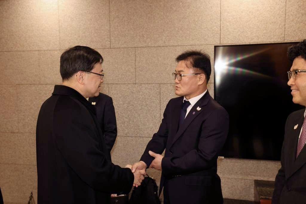 李家超和團隊今抵韓國。(李家超FB)