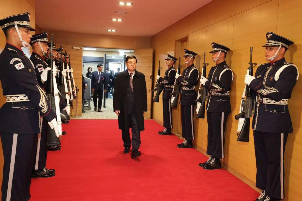 李家超和團隊今抵韓國。(李家超FB)