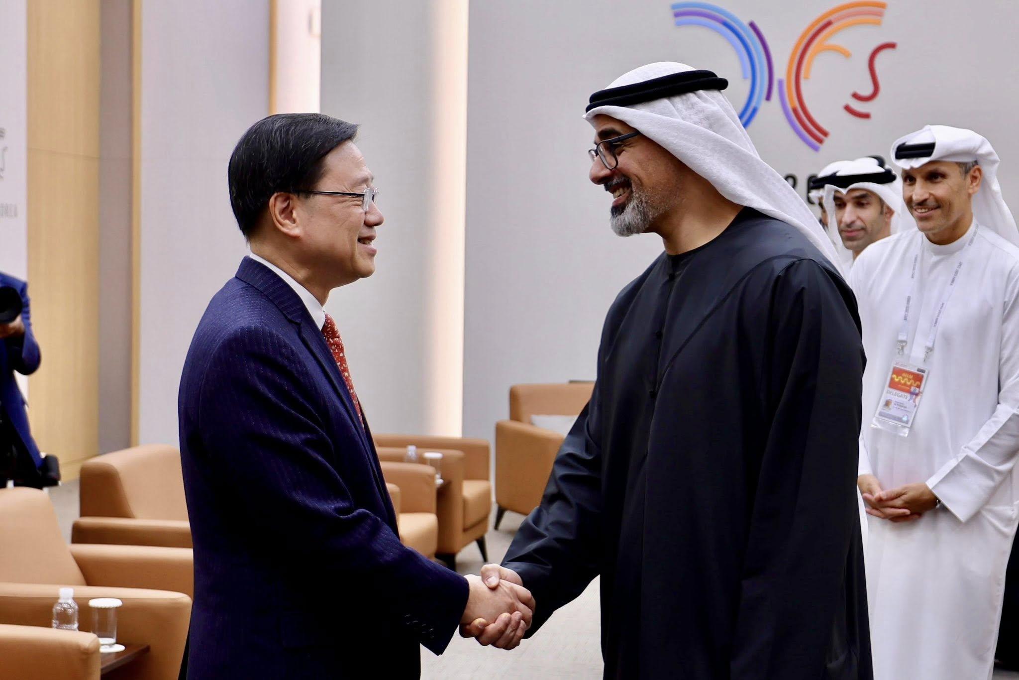 正在南韓慶州出席亞太經合組織會議的行政長官李家超與阿聯酋阿布扎比王儲哈立德會面。(李家超fb)