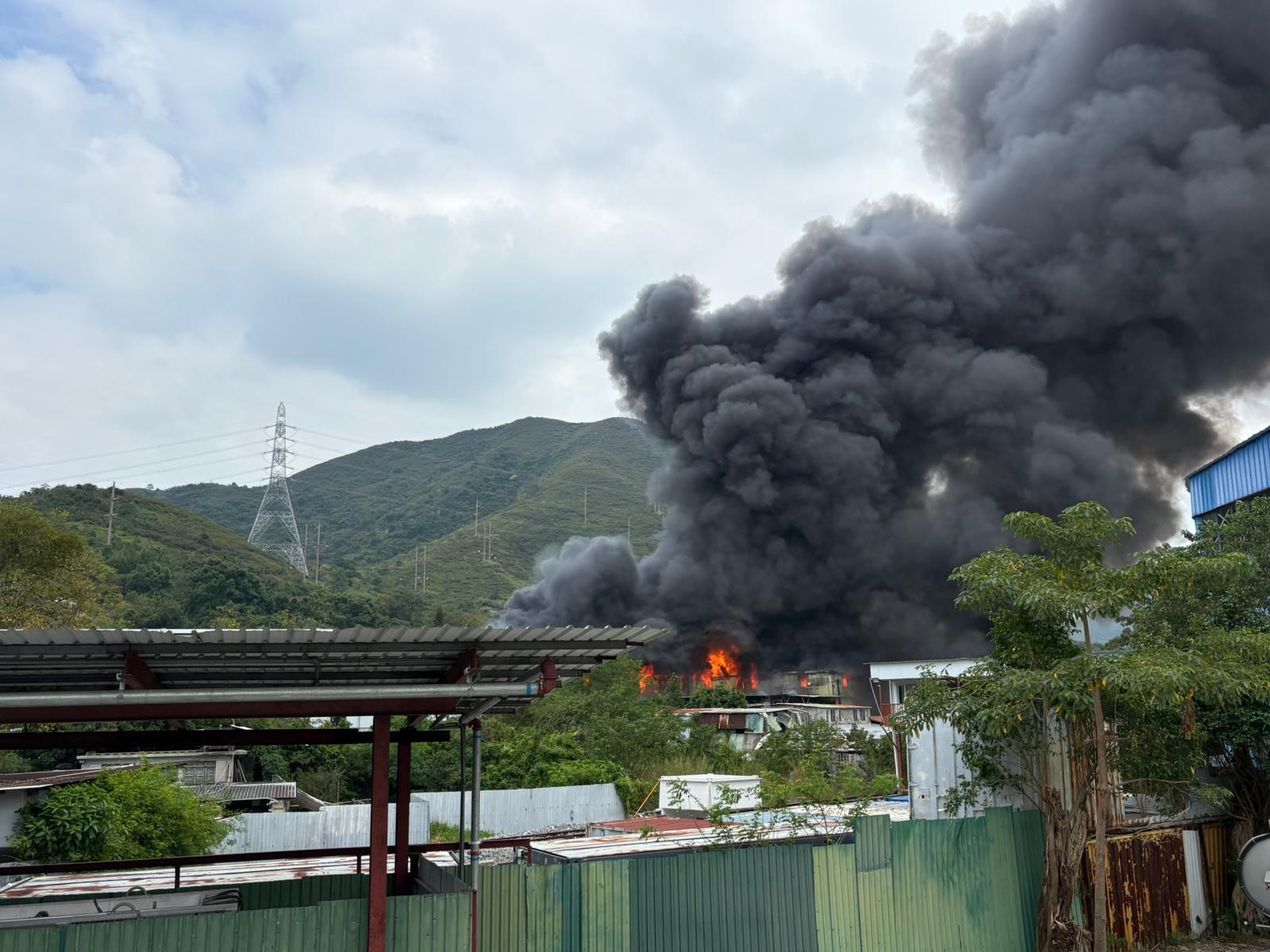 新田麒麟村一個貨倉發生三級火。(fb「香港消防處」圖片)