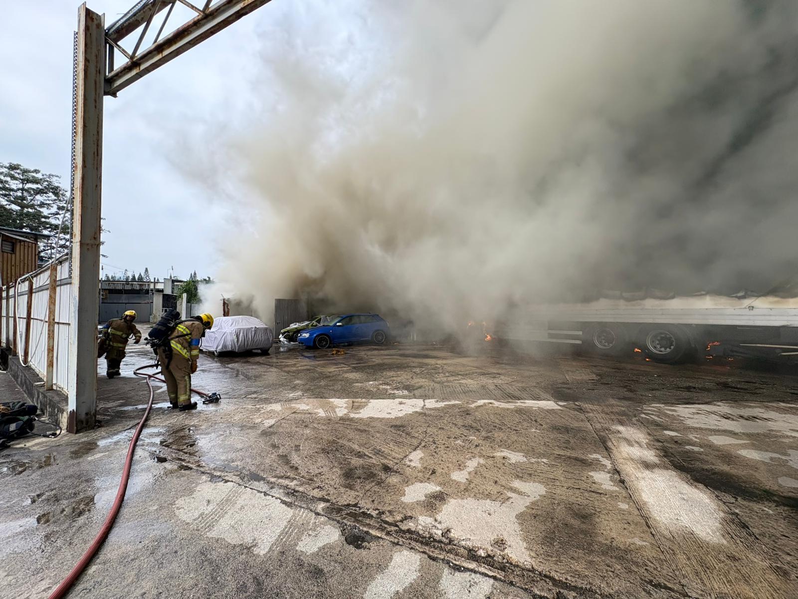 新田麒麟村一個貨倉發生三級火。(fb「香港消防處」圖片)
