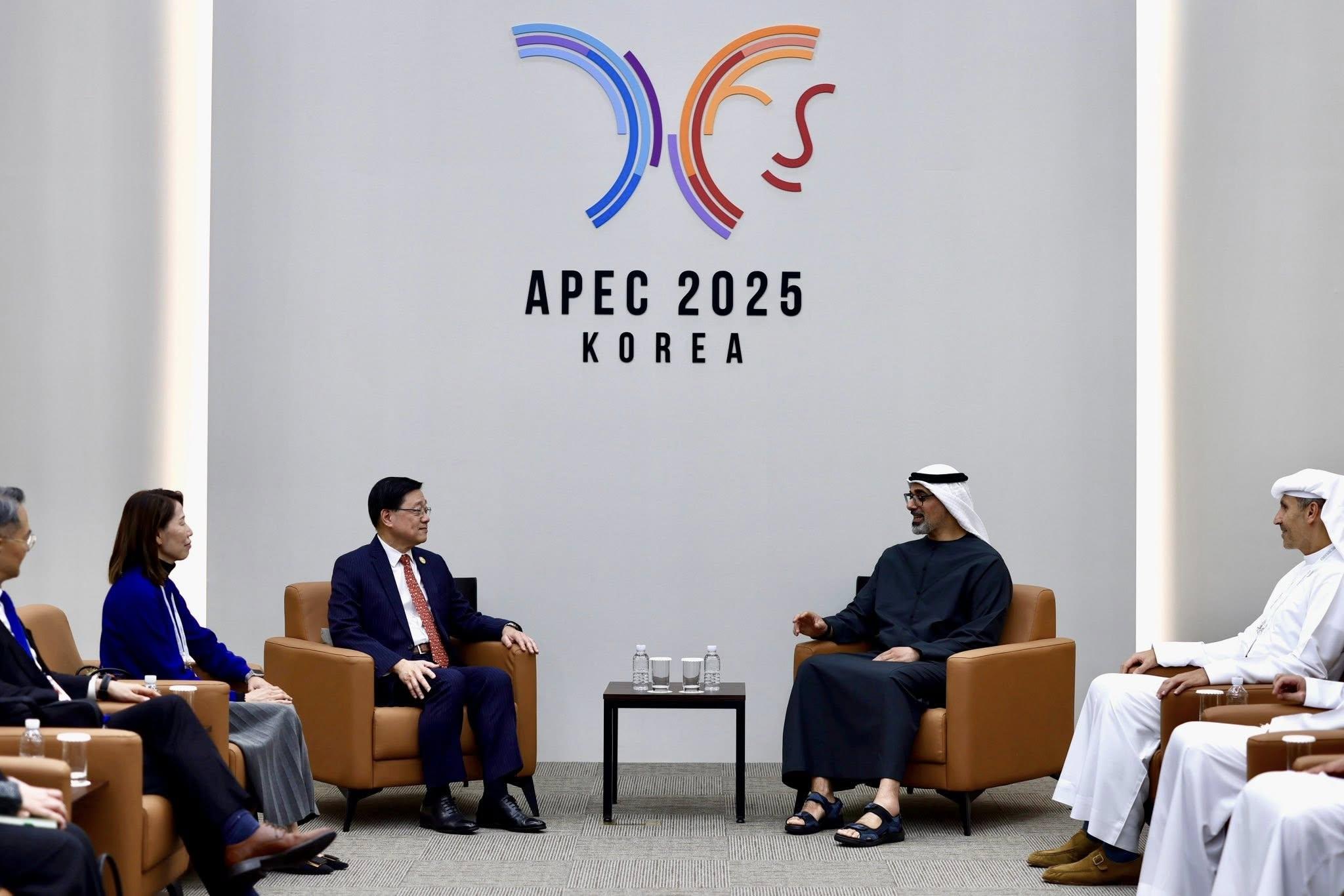 正在南韓慶州出席亞太經合組織會議的行政長官李家超與阿聯酋阿布扎比王儲哈立德會面。(李家超fb)