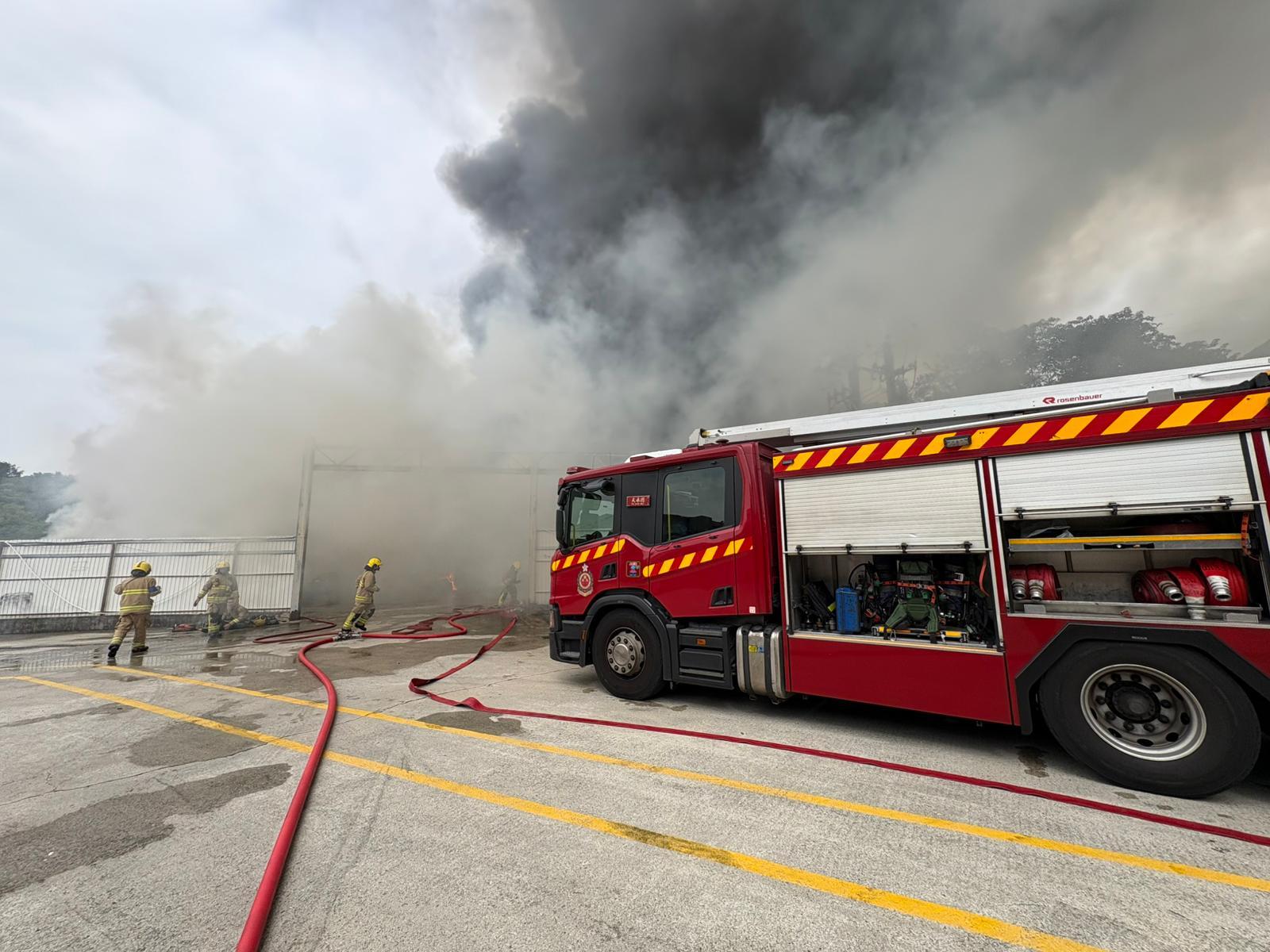 新田麒麟村一個貨倉發生三級火。(fb「香港消防處」圖片)