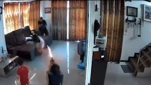 泰國大城府一個轄下副市長之子,持槍闖入前妻家中要求復合。