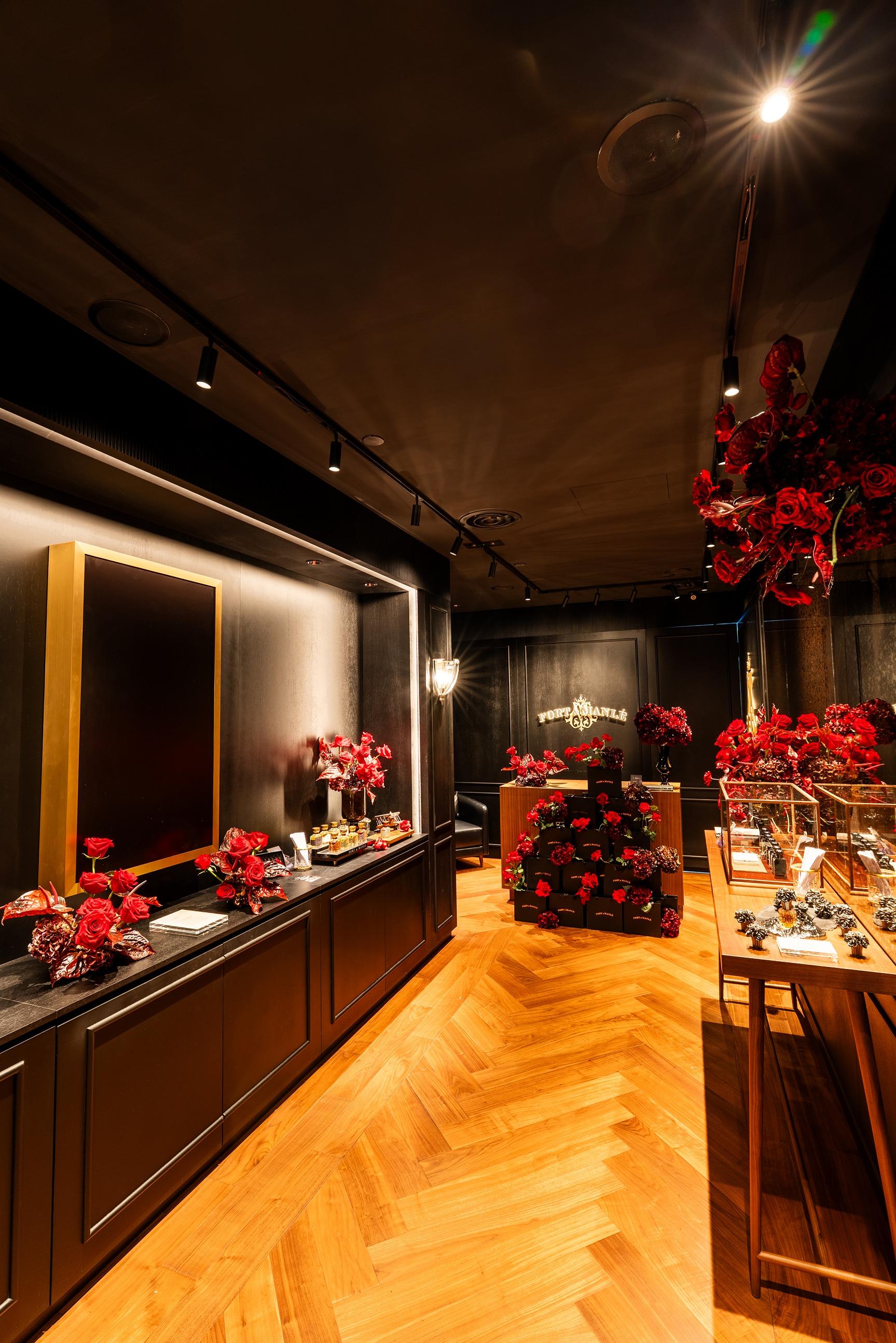 Fort & Manlé 全球首間香水店開幕,店內散發低調優雅的復古氣息。店面採用經典木材裝飾,營造高尚格調,仿如高級私人雪茄酒窖的氛圍。