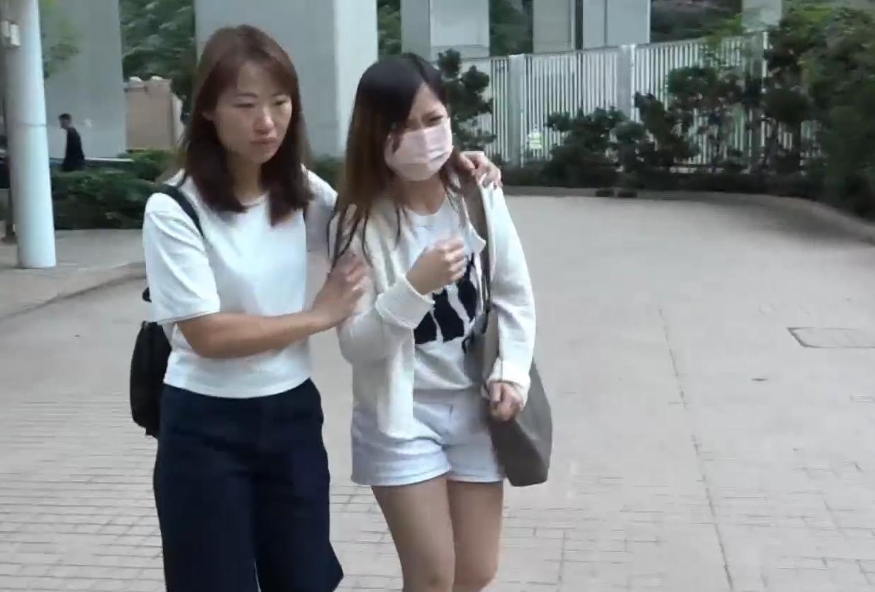 香港國際機場發生嚴重航空事故,家屬認屍痛哭。(有線電視新聞截圖)