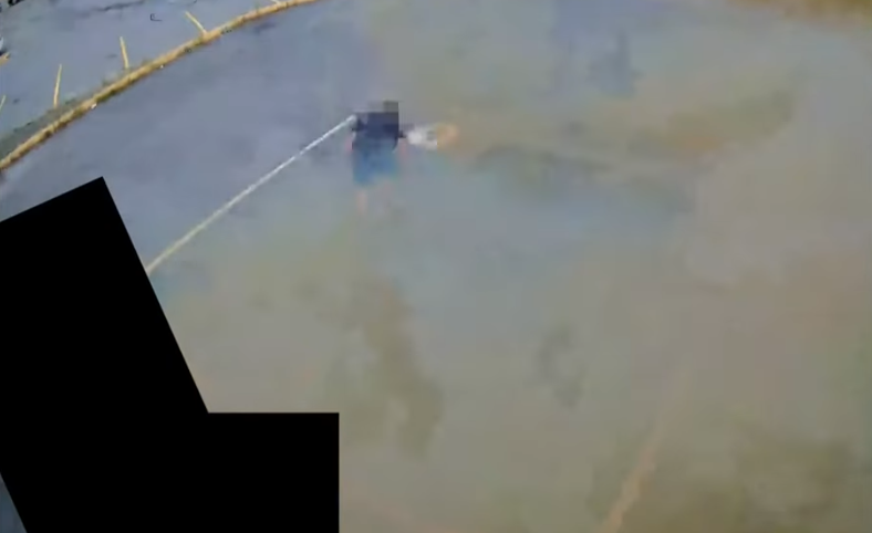 Tesla電動車充電突爆炸車主被震飛 調查指變壓器出事(有片)