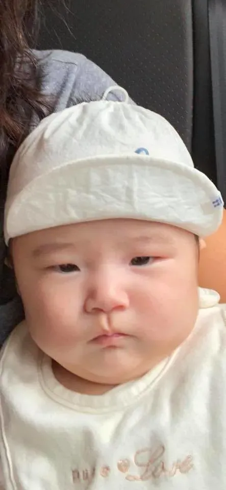 黎明過去多年,僅發布過一張BB的正面照。