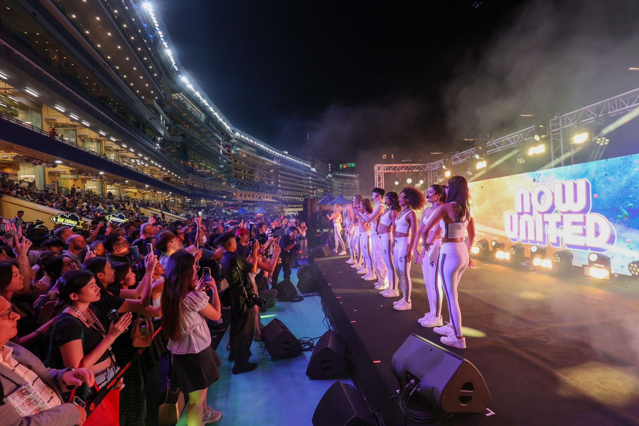 Now United在全場觀眾及馬迷面前勁歌熱舞。