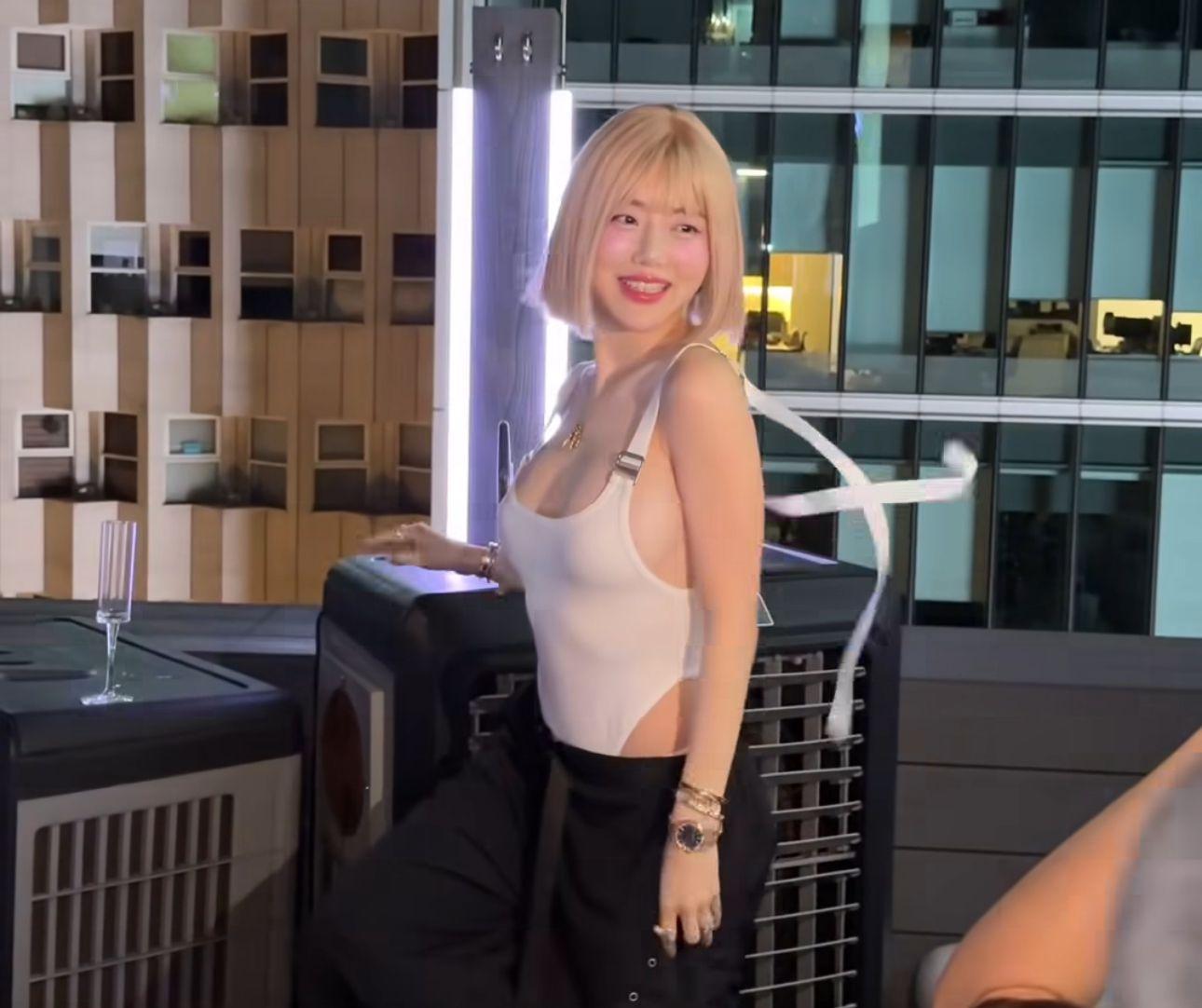 DJ SODA於打上自己大名的大廈外牆打卡留念。