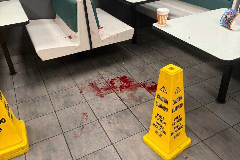 德州漢堡包店Whataburger MMA,地上沾滿鮮血。