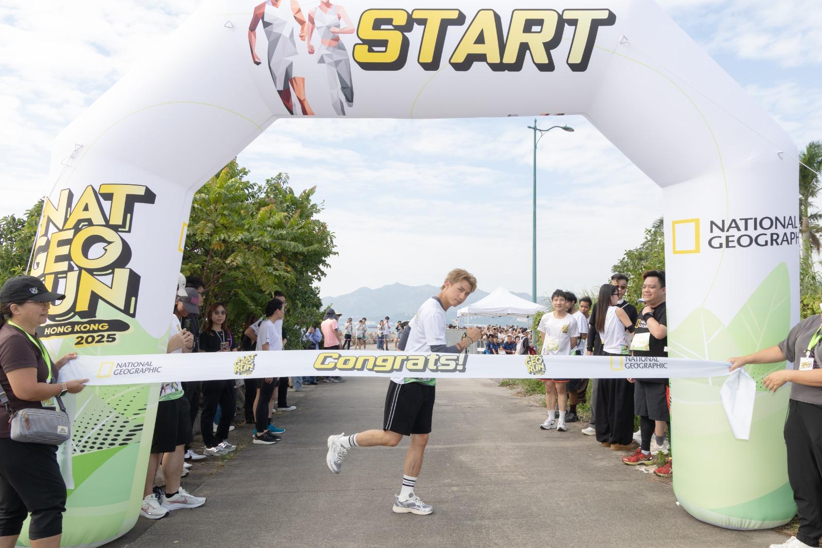 AK帶領跑手進行熱身,示範簡單伸展動作。