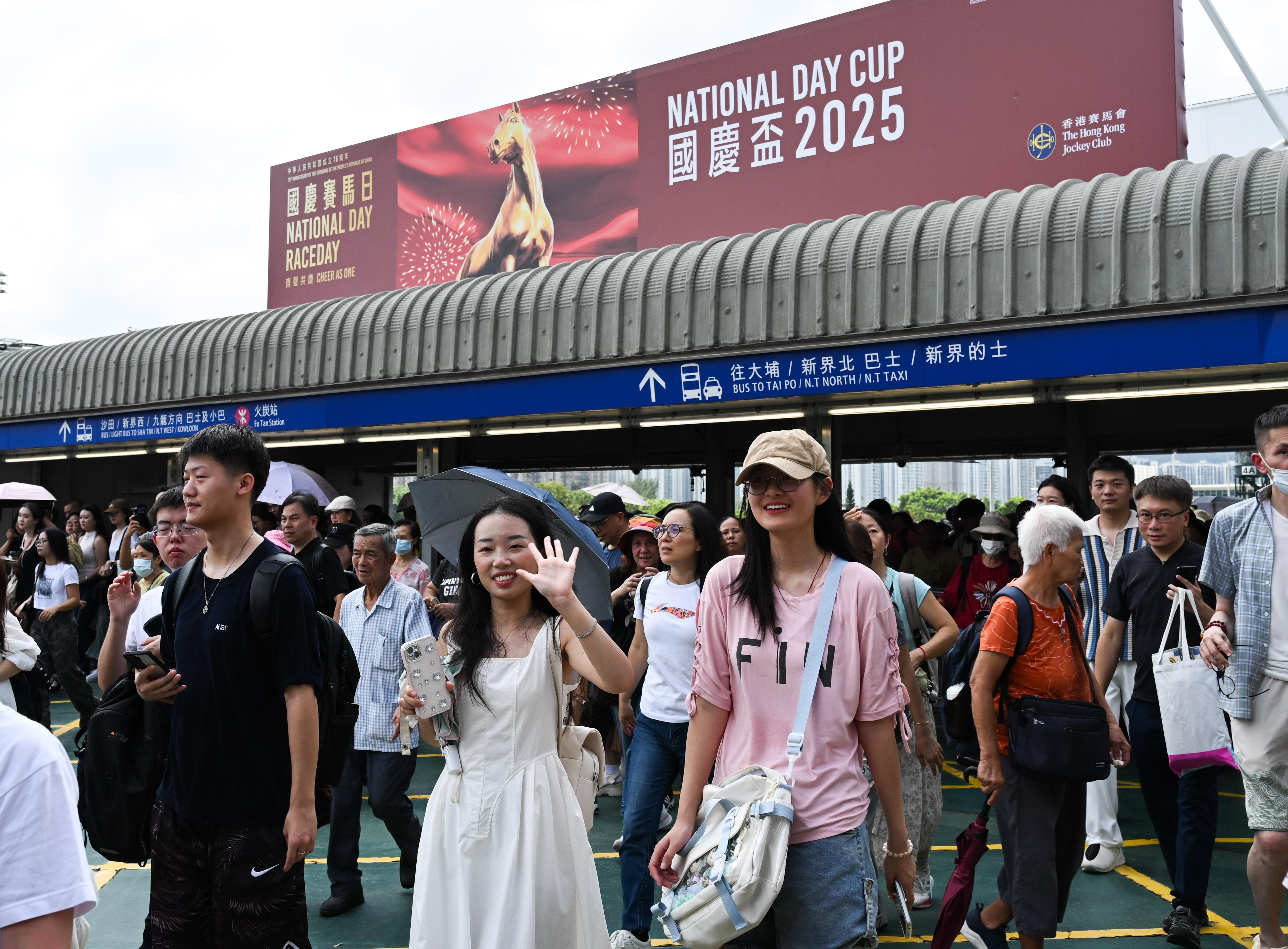 國慶賽馬日錄得1.3萬名旅客入場。(賽馬會提供)