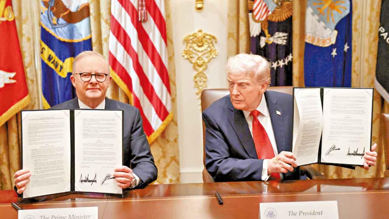 特朗普及阿爾巴內塞簽訂協議。(路透社)