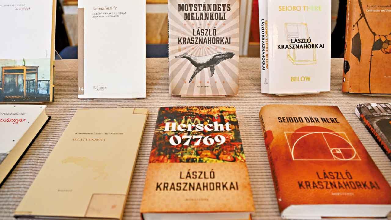 拉斯洛的著作。(路透社)