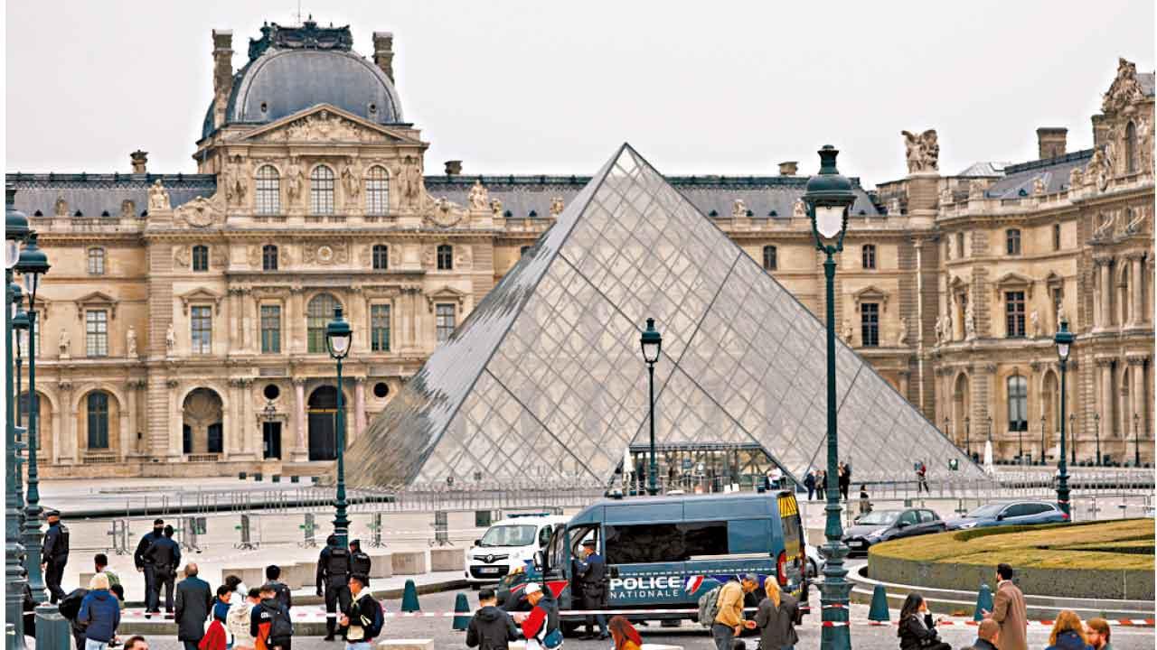 警方封鎖羅浮宮。