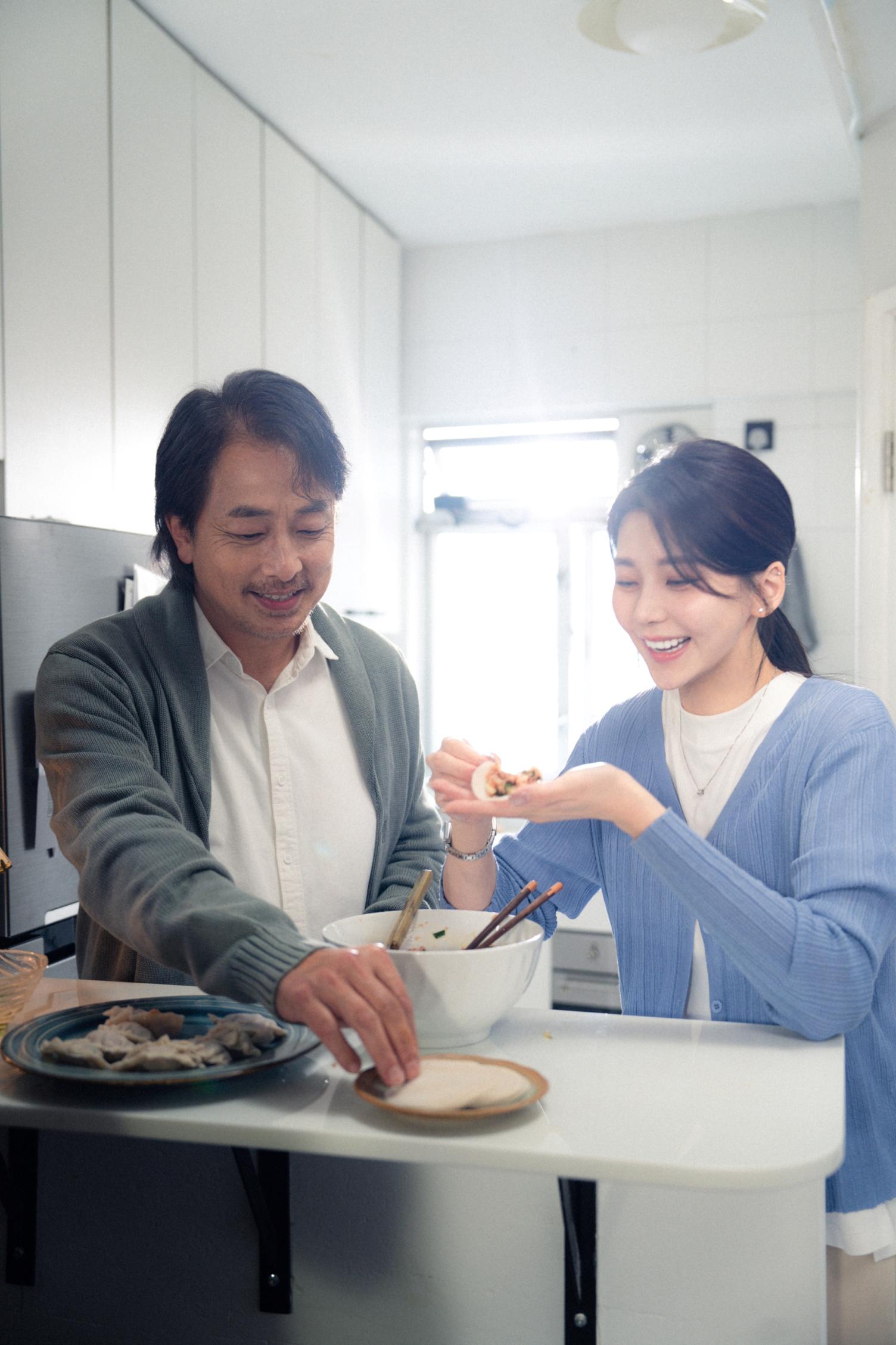 微電影《路頭遠》由張松枝與施匡翹主演。