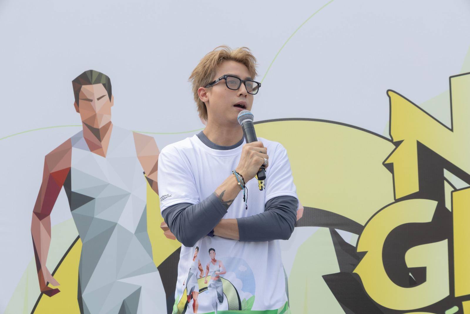 AK帶領跑手進行熱身,示範簡單伸展動作。