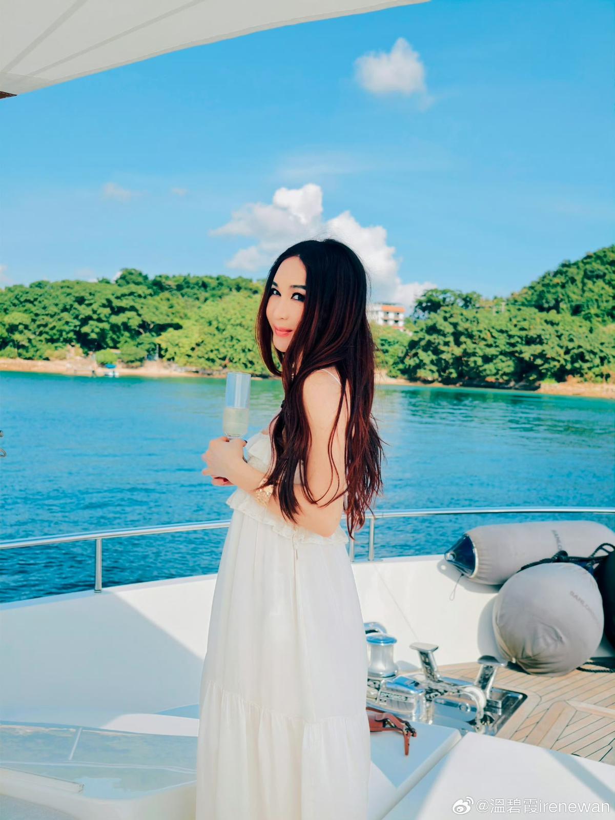 59歲的溫碧霞除以「海潮式」大曬香肩