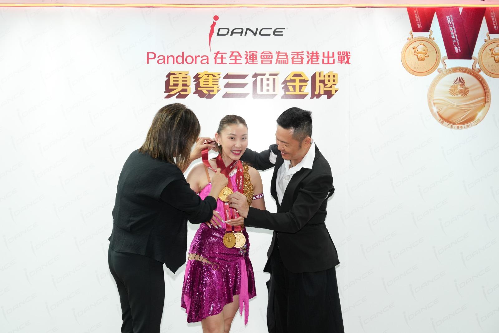 i DANCE兩位創辦人為拉丁舞蹈導師Pandora戴上金牌,祝賀對方為港爭光,亦為跳舞學院增添光環。