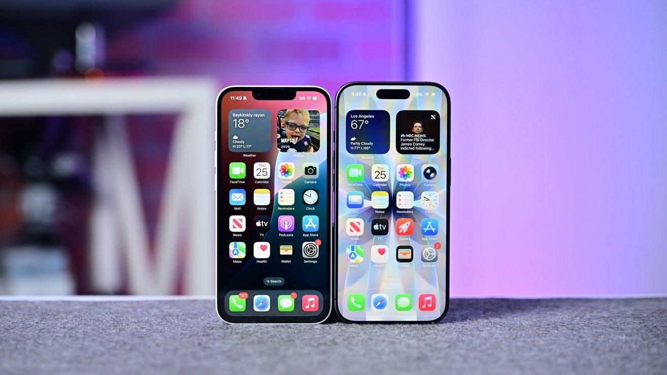 iPhone 17e(左)與 iPhone 17對比。