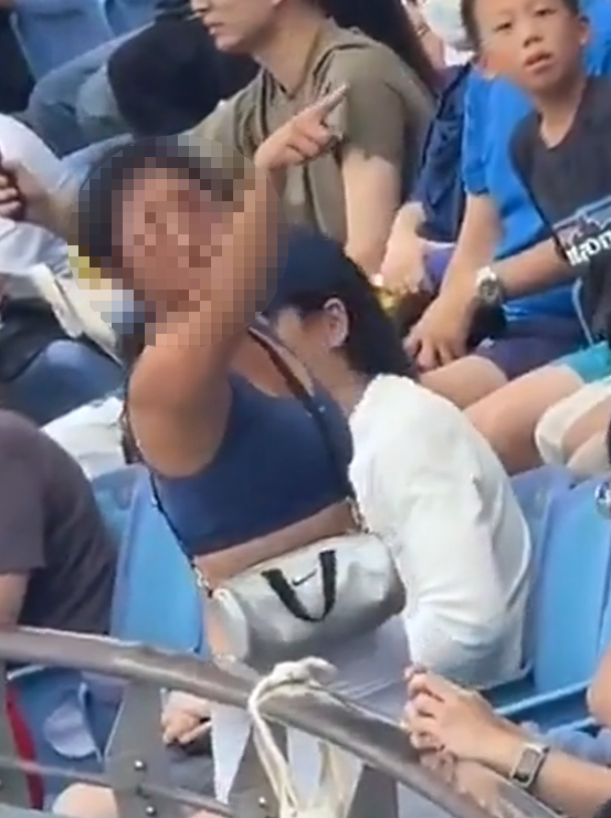 涉案謝姓女球迷手指指向遠處展示不滿。(影片截圖)
