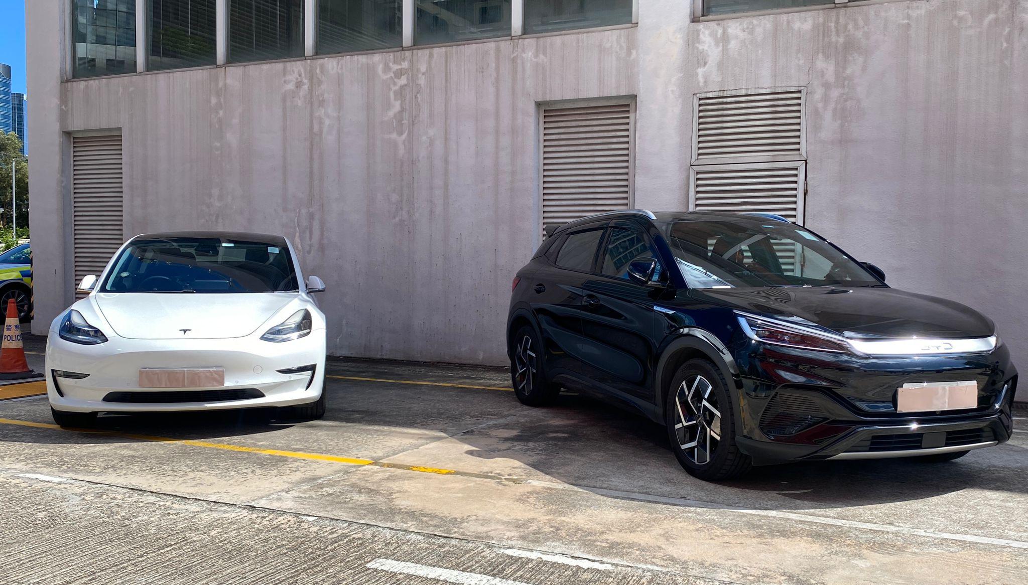 警方打擊白牌車,拘捕2名本地男司機