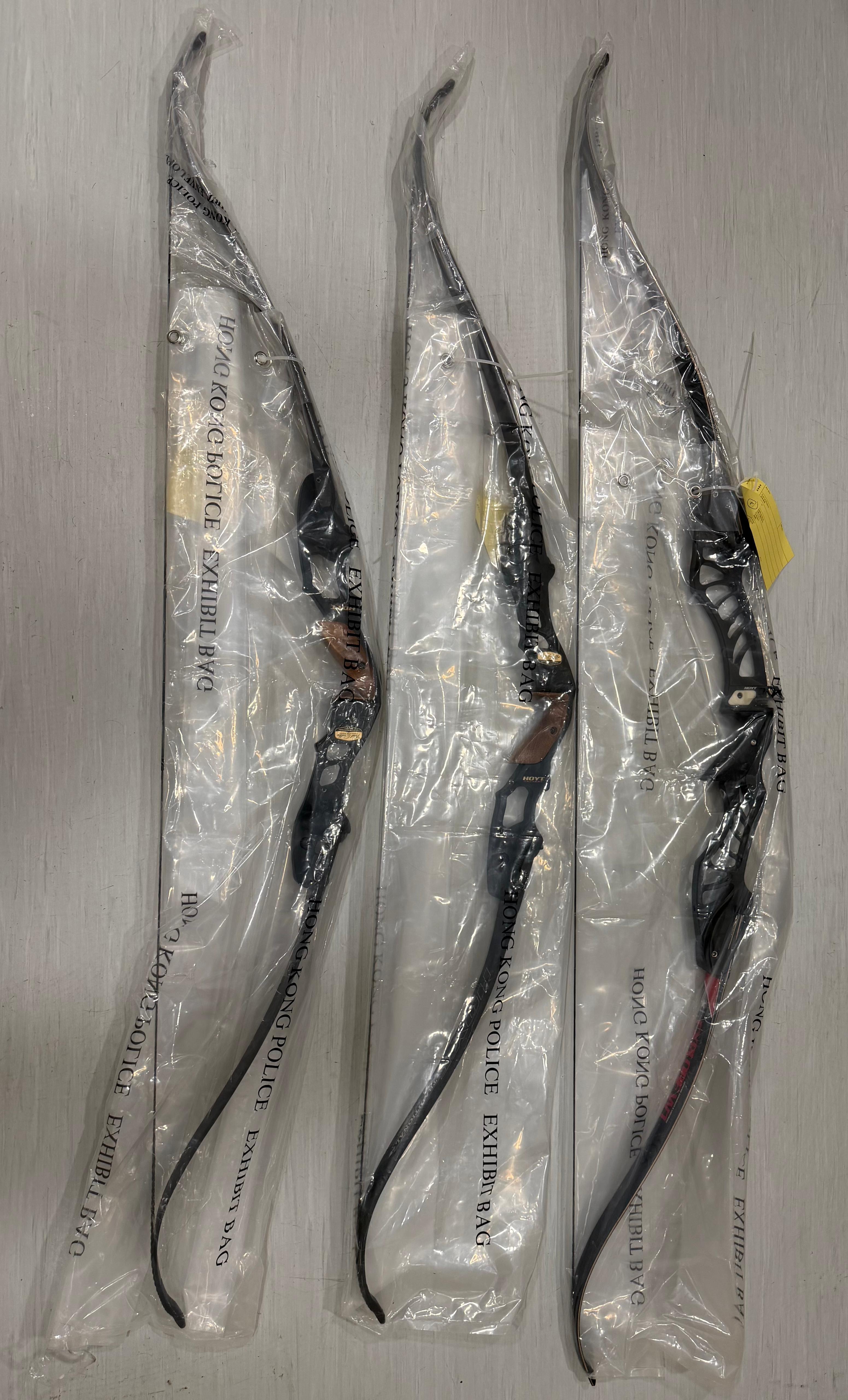 警方在行動中檢獲3把複合弓連同12支箭及兩把武士刀。(政府新聞處)