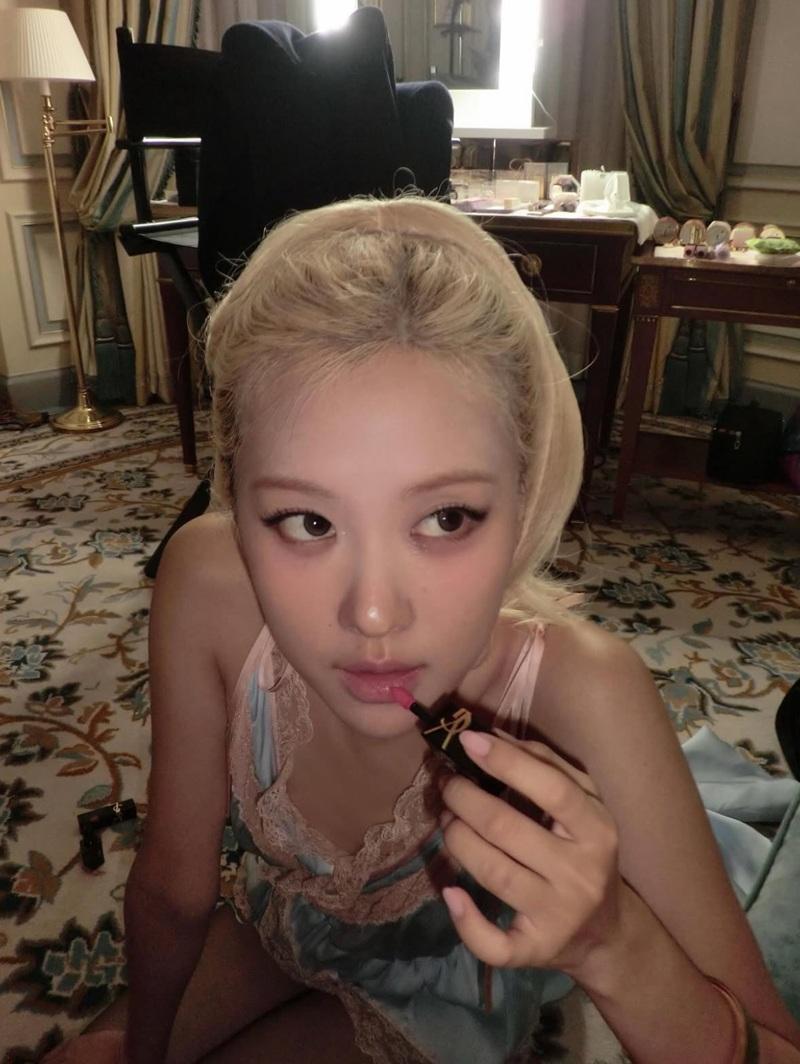 Rose@BLACKPINK時裝騷合照 英媒刻意裁走引發歧視風波