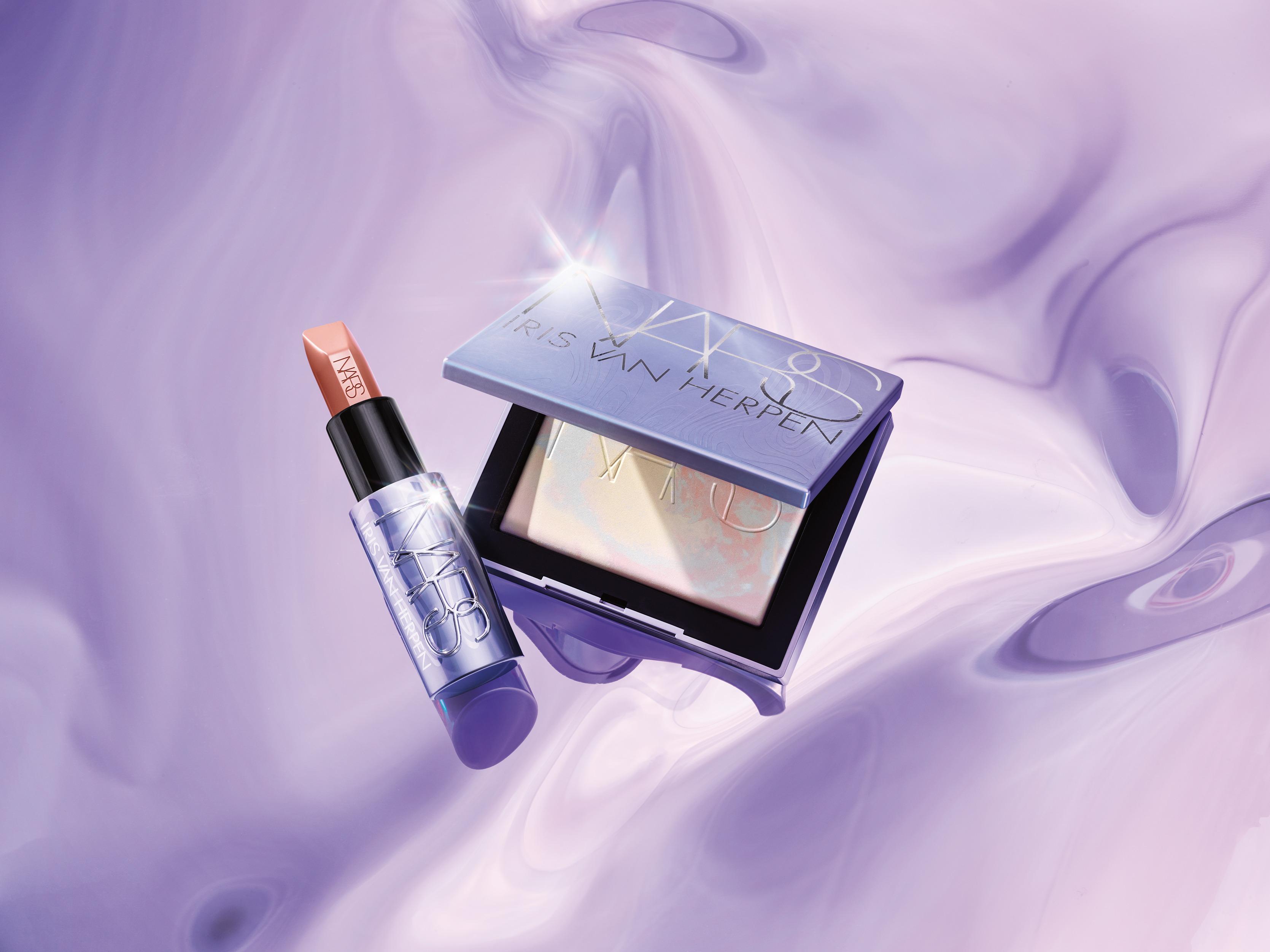 聖誕彩妝2025|NARS x Iris van Herpen Explicit赤吻緞光唇膏 #Blame $330 及 Light Reflecting 原生光幻彩蜜粉 #Moonwave $370