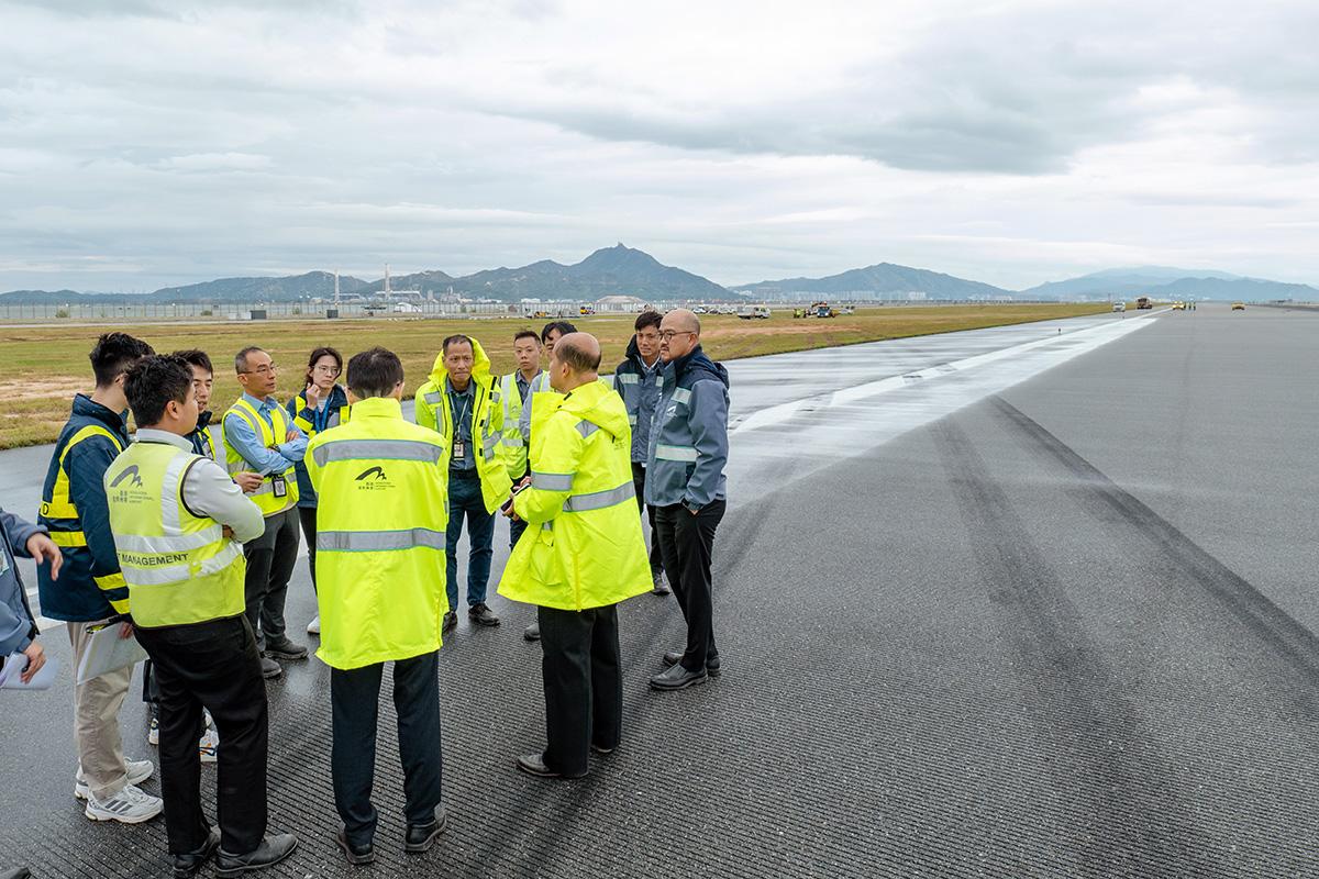 北跑道現時仍留有清晰的失事貨機軚痕。(機管局圖片)