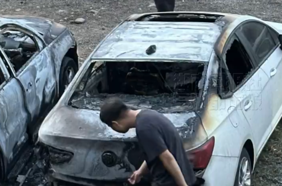 多輛車被燒得只剩骨架。