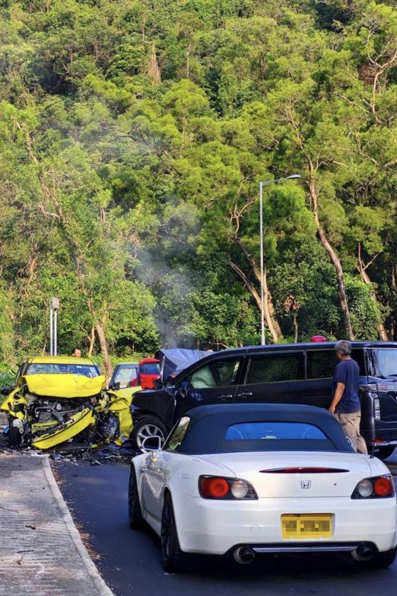 新娘潭路周日早上發生交通意外。(FB群組「馬路的事討論區」)