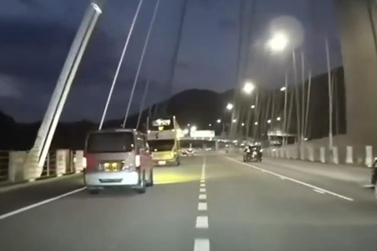 一輛城巴967線巴士疑在汀九橋行錯路,車長急速扭軚橫越兩線返回原路。(網上片段截圖)