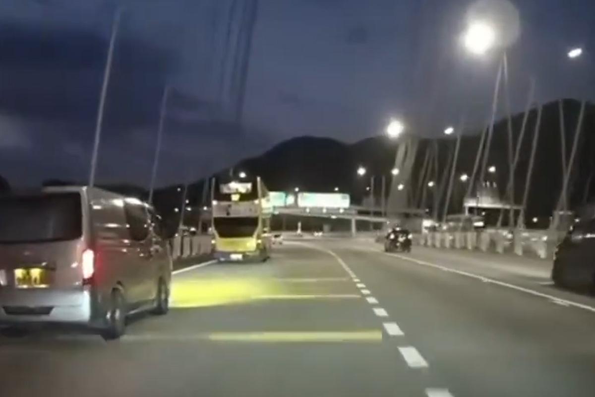一輛城巴967線巴士疑在汀九橋行錯路,車長急速扭軚橫越兩線返回原路。(網上片段截圖)