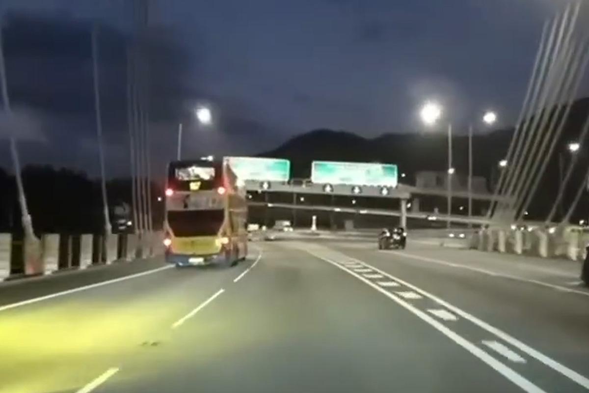 一輛城巴967線巴士疑在汀九橋行錯路,車長急速扭軚橫越兩線返回原路。(網上片段截圖)