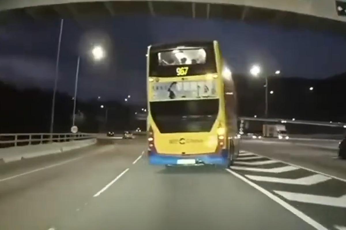 一輛城巴967線巴士疑在汀九橋行錯路,車長急速扭軚橫越兩線返回原路。(網上片段截圖)