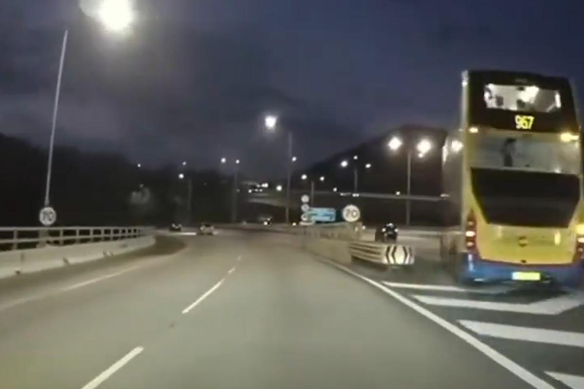 一輛城巴967線巴士疑在汀九橋行錯路,車長急速扭軚橫越兩線返回原路。(網上片段截圖)