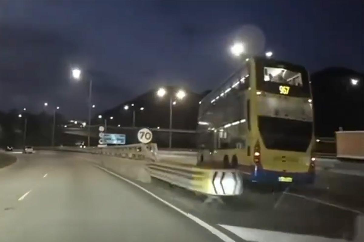 一輛城巴967線巴士疑在汀九橋行錯路,車長急速扭軚橫越兩線返回原路。(網上片段截圖)