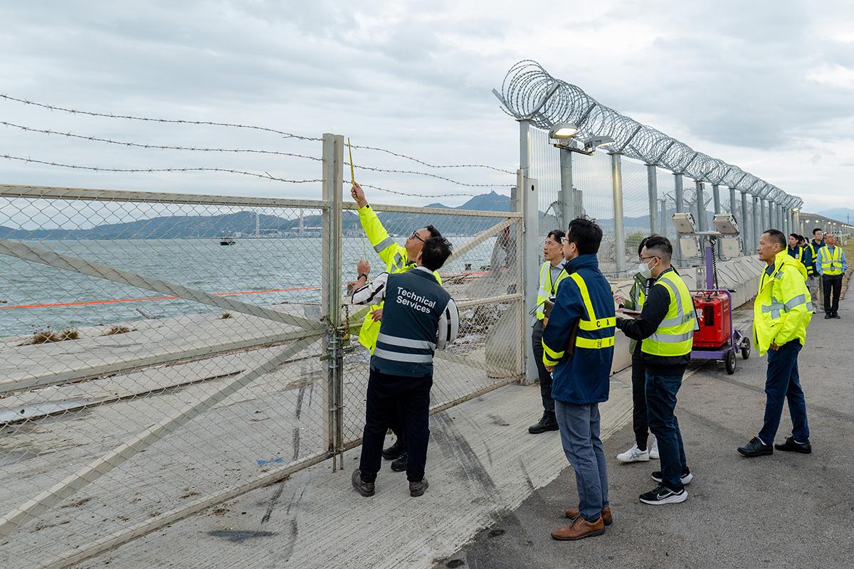機管局聯同民航處人員到場檢查,確認北跑道已可安全運作及重開。(機管局圖片)
