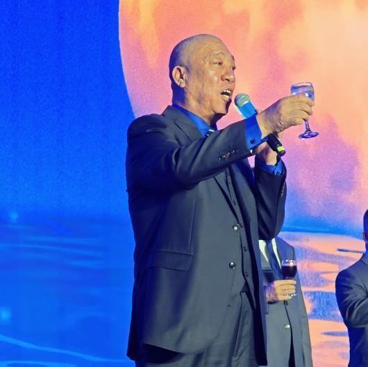 崔培軍帶領7人籌建小組成立河南省礦山,主要從事起重機及配套件產品的研發、生產和銷售。