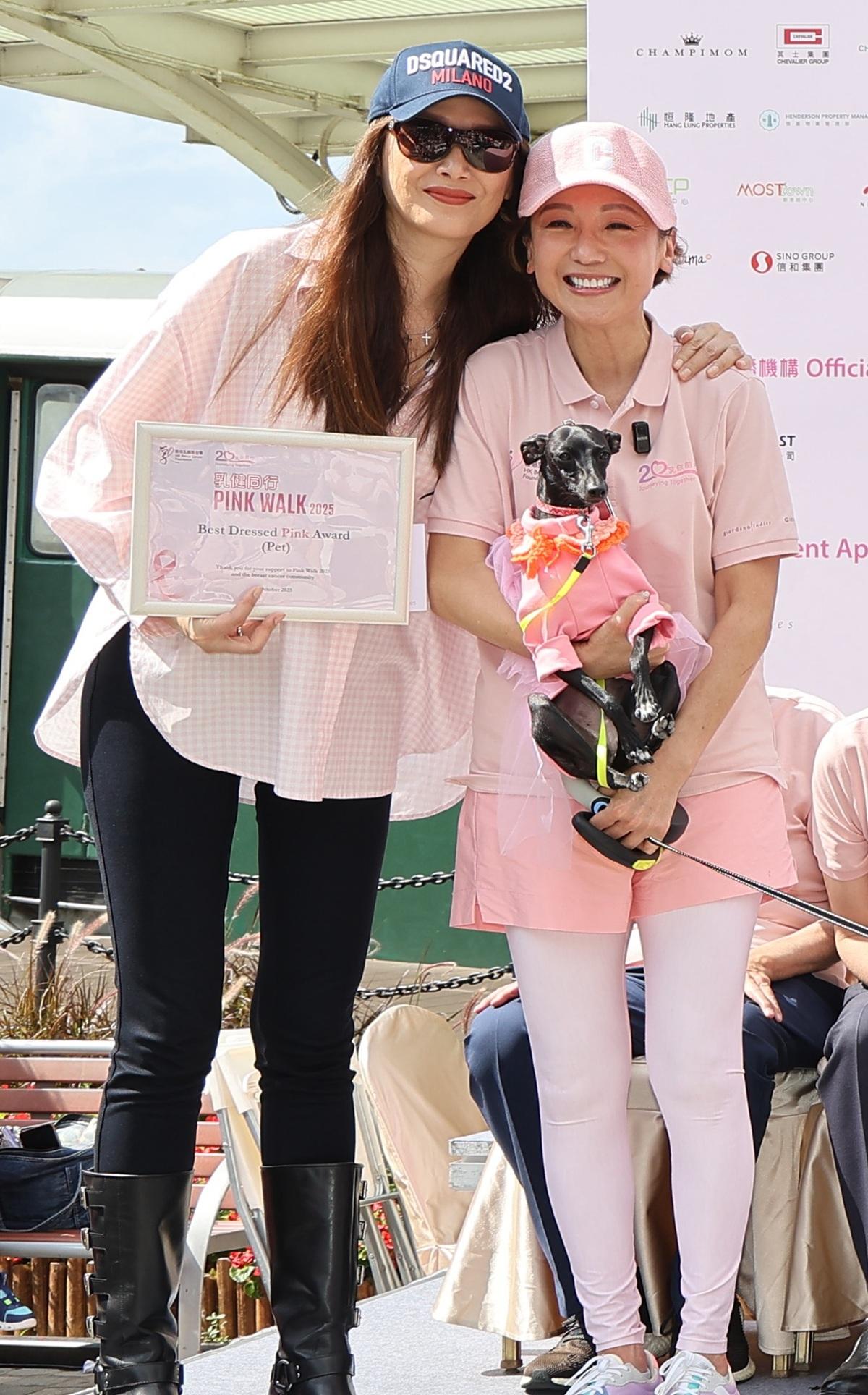 琦琦以香港乳癌基金大使身分頒發《「粉」墨登場獎 (寵物)》。