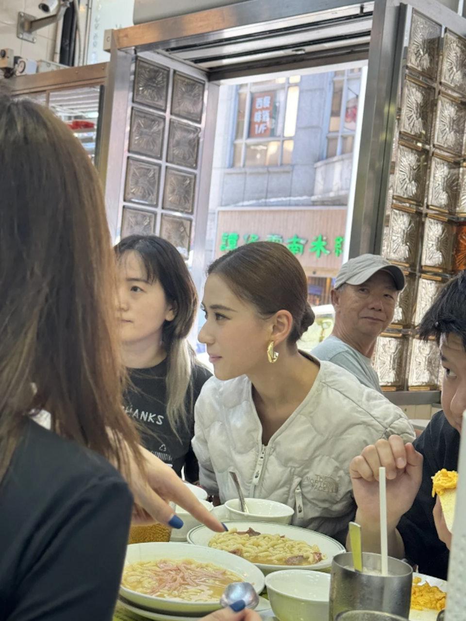 何超蓮在澳牛跟朋友食茶餐。