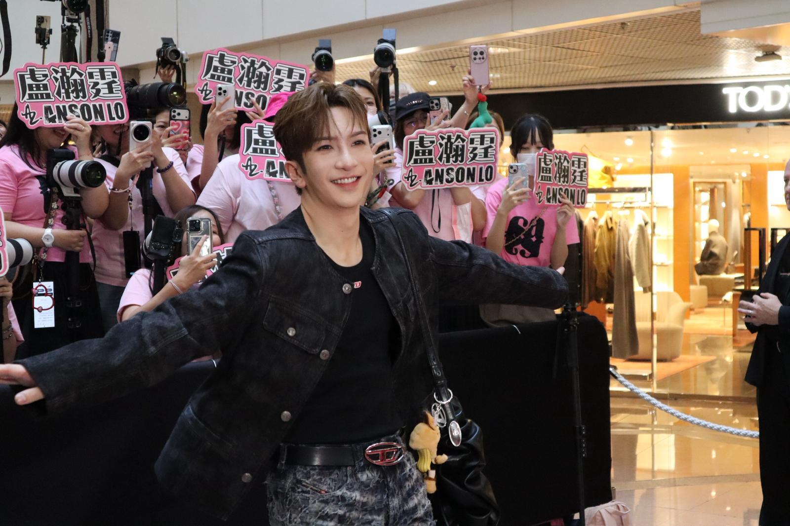 Anson Lo今日現身尖沙咀商場出席品牌活動,吸引近千名神徒圍觀。(娛樂組攝)