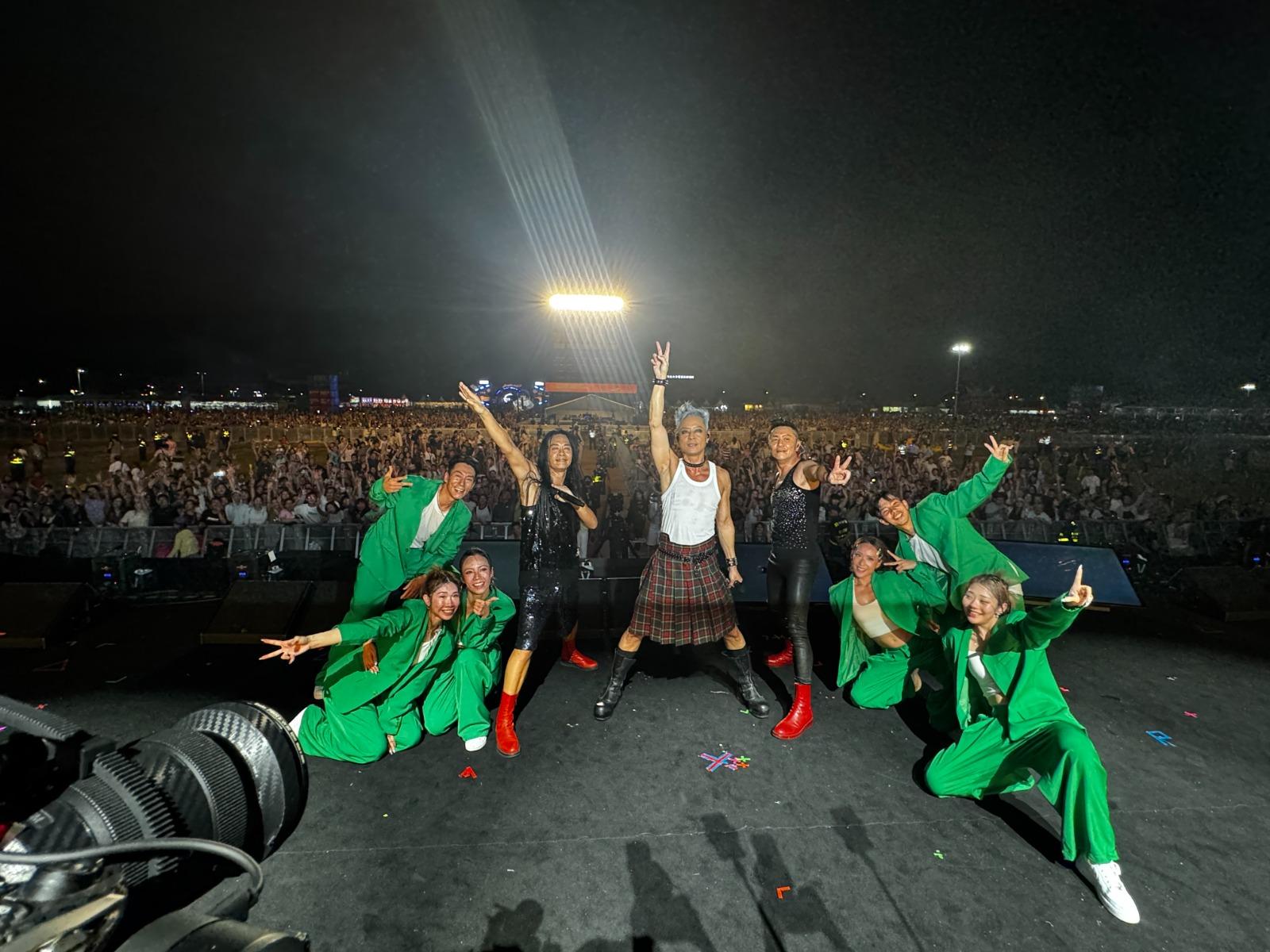 草蜢完騷後與全場歌迷大合照。