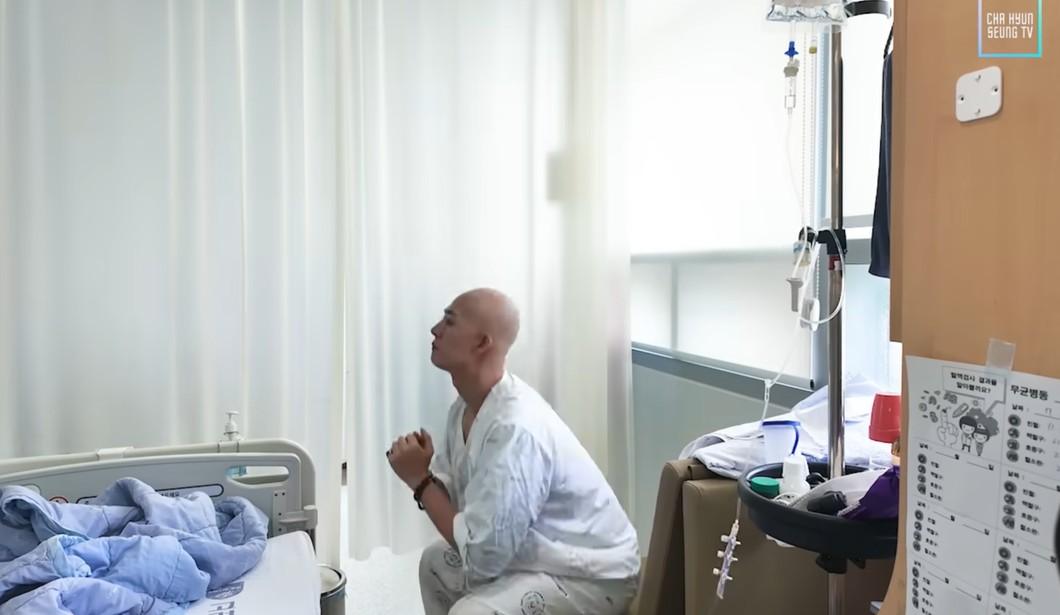 必須做運動,徒手伸蹲保持體能。